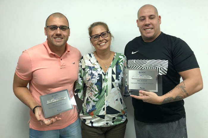 Giovanni Vanzan Dibo de Almeida e Vanderlei Pereira Fonseca Junior, da agência 021 Turismo, receberam prêmio entregue por Jaqueline Messina, Coordenadora de Vendas da MSC Cruzeiros