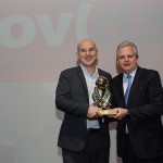 Jamyl Jarrus, da Movida, recebe o prêmio de Edmar Bull, da Copastur
