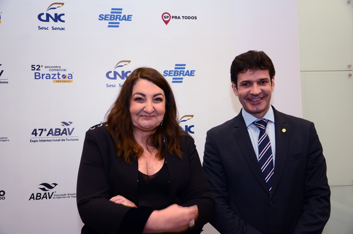 Magda Nassar, presidente da Abav, com Marcelo Álvaro Antônio, ministro do Turismo