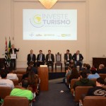 Marcelo Costa, da Setur-SP,, José Eduardo, do Sebrae, Gilson Machado Neto, presidente da Embratur, Aluizer Malab, do MTur, Aguilar Junior, prefeito de Cararaguatatuba, e Ivan Hussni, do Sebrae