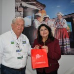 Milagros Ochoa, do Peru, presenteia Roy Taylor, do M&E