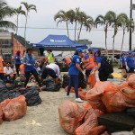 Olha o quanto de lixo acumulado já foi retirado da praia!