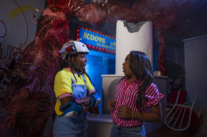 Priah Ferguson participa de Halloween Horror Nights da Universal Studios com temática de Stranger Things