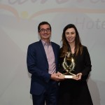 Priscila Pereira, da Atlantica, recebe o prêmio de Régis Abreu, da Casablanca Turismo