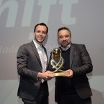 Renato Kiste, da Shift, recebe o prêmio de Bruno Waltrick, da Maiorca Turismo