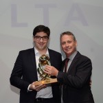 Rodrigo Sienra, da Delta, recebe o prêmio de Luis Vabo, da Abav Nacional