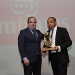 Stephane Perard, da Emirates, recebe o prêmio de Mariano Santos, da Rio Travel