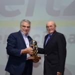 Sérgio Guanais, da Hertz, recebe o prêmio de Eduardo Vasconcellos, da Kontik