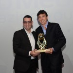 Tiago Varalli, do Club Med, recebe o prêmio de Siderley Santos, da Maringá Turismo
