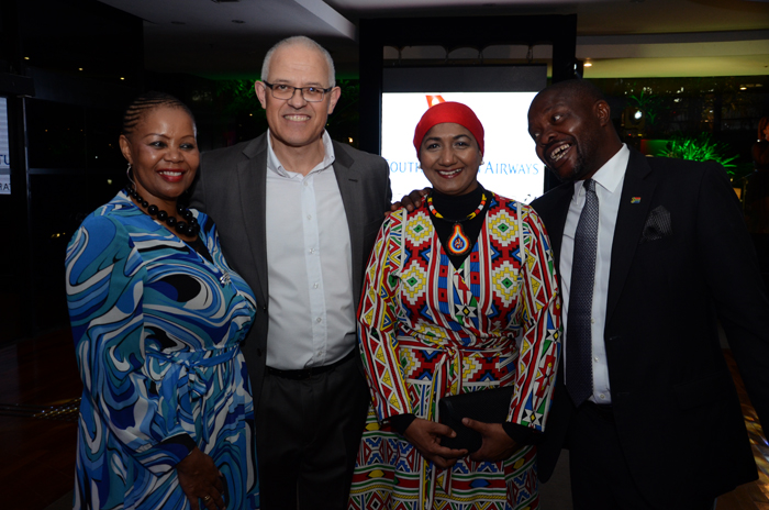 South African Airways comemora 50 anos de operação no Brasil com coquetel; veja fotos 1 Zuks Ramasia, CEO da SAA, Altamiro Medici, diretor da SAA no Brasil, Shanaaz Ebrahim, cônsul da África do Sul, e Joseph Mashimbye, Embaixador da África do Sul