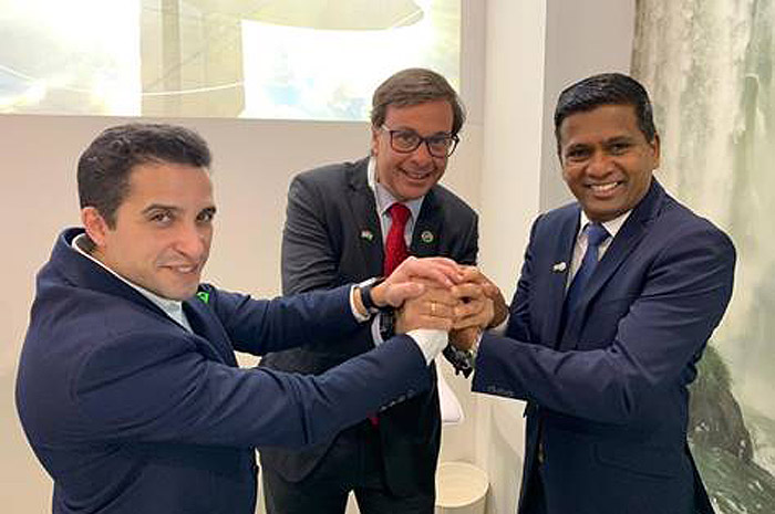 Embratur e ICCA fecham parceria para fomentar turismo de negócios no Brasil 1 Presidente da Embratur (ao centro) com os representantes da ICCA em Las Vegas, EUA
