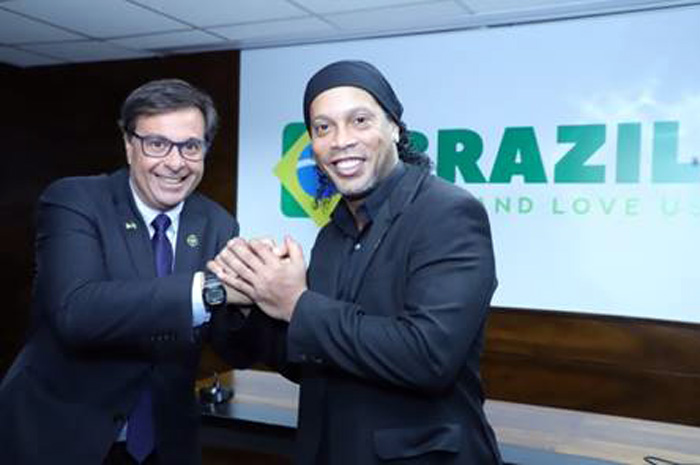 Presidente da Embratur, Gilson Machado Neto, recebe o ex-jogador Ronaldinho Gaúcho, novo embaixador do Turismo brasileiro