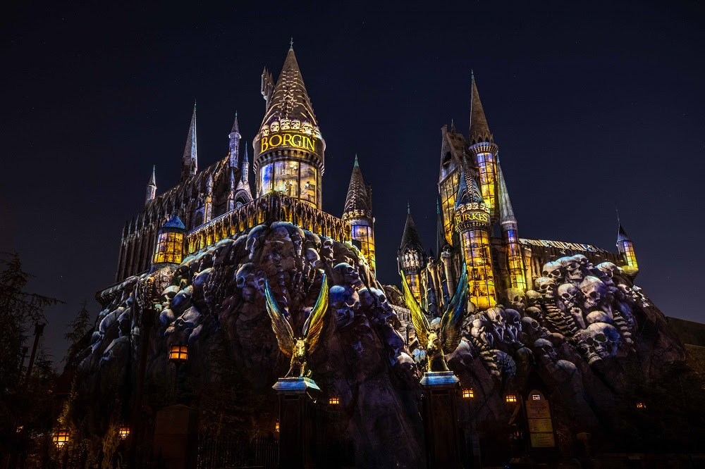 Castelo de Hogwarts ganha novo show de luzes no Universal Orlando Resort 1 The Dark Arts at Hogwarts Castle Light Projection Show at Universal Studios Hollywood