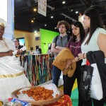 A baiana distribui acarajés para os argentinos apaixonados pela nossa culinária