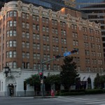 A fachada do The Whitney Hotel, hotel construído onde antes era um banco