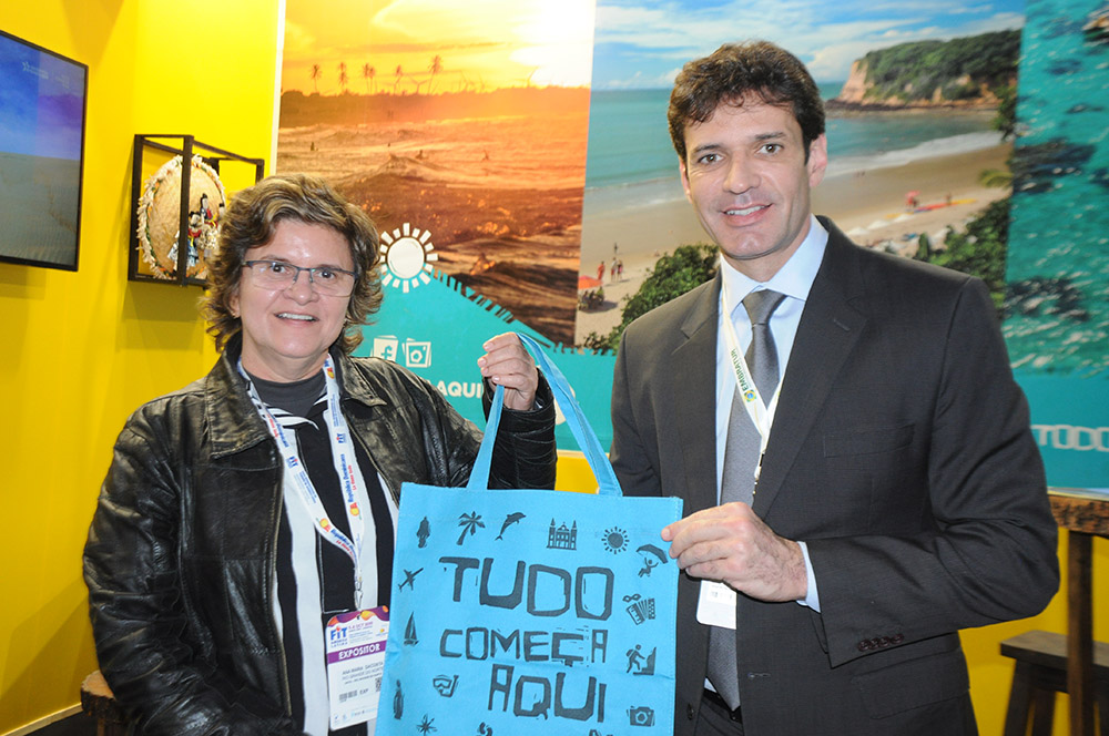 Ministro revela interesse comum em melhorar intercâmbio com Argentina 1 Ana Maria Costa, secretária de Turismo do RN, e Marcelo Álvaro, ministro do Turismo