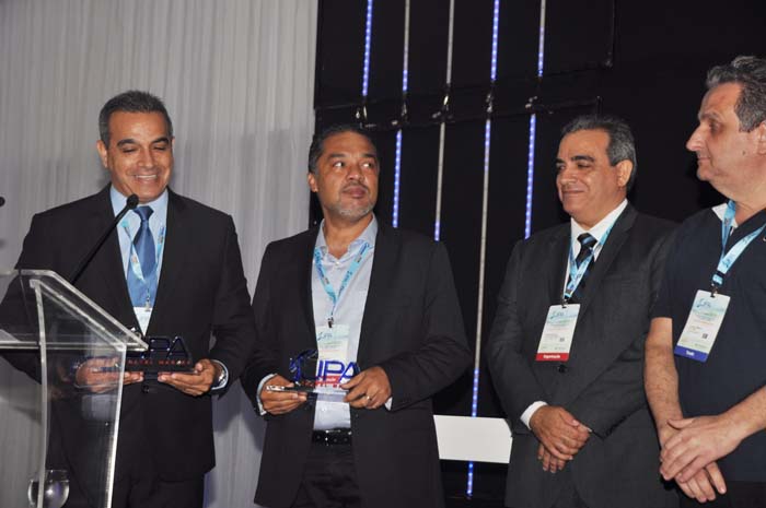 Breno Mesquita, Claudio Junior e Bruno Mesquita, do JPA Travel Market, com Claiton Armelin, da CVC Breno Mesquita, Claudio Junior e Bruno Mesquita, do JPA Travel Market, com Claiton Armelin, da CVC