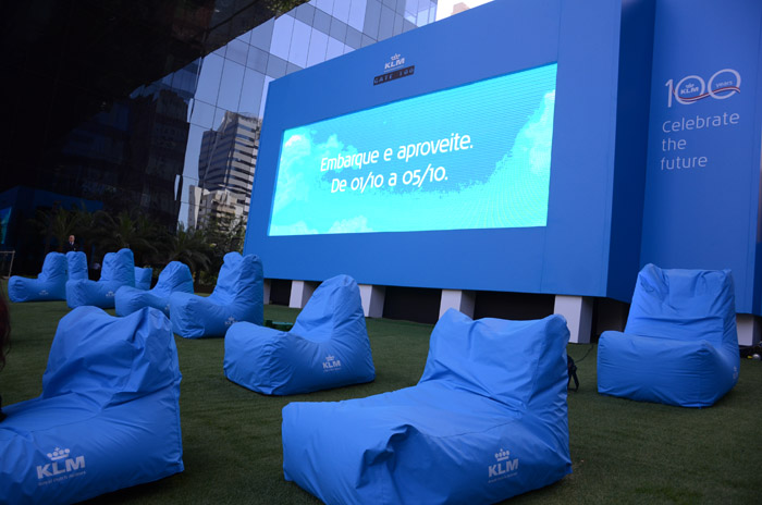 KLM comemora centenário com ação em São Paulo e sorteio de passagens 1 Telão, pufes e uma experiência imersiva fazem parte da ação em comemoração ao aniversário de 100 anos da KLM