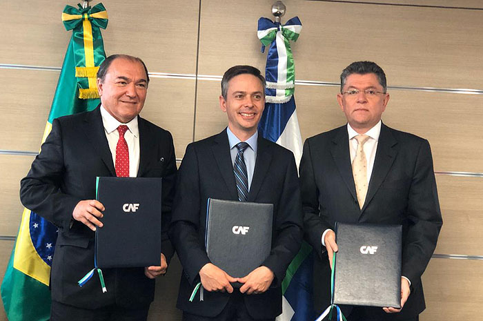 SP assina empréstimo para linha que ligará malha Metroferroviária ao aeroporto de Congonhas 1 Milton Santos, secretário executivo da Secretaria de Fazenda e Planejamento; Jaime Manuel Holguin Torres, representante do CAF; Silvani Pereira, presidente do Metrô