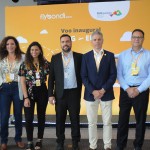 Equipe da Flybondi que participou do voo inaugural para o Brasil