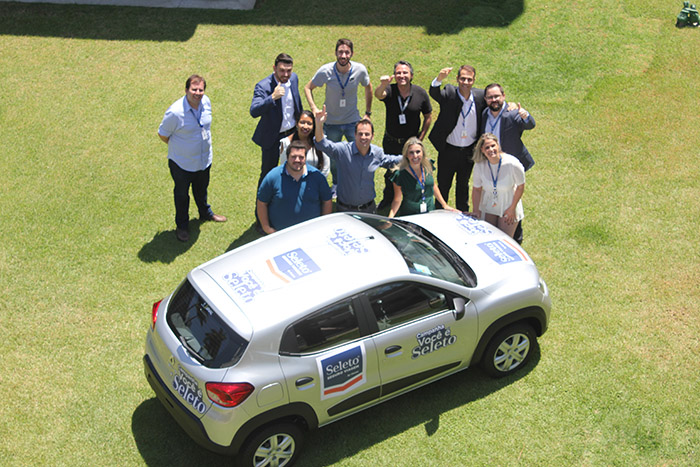 Campanha do Grupo Flytour premiará agente com carro zero 2 Equipe da Flytour ao lado do carro que será entregue ao agente de viagens vencedor da campanha