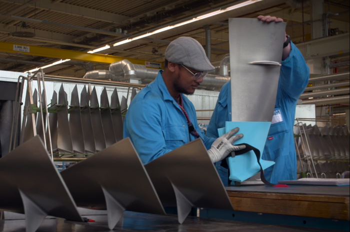 KLM utiliza garrafas pet recicladas para fazer a manutenção das aeronaves 1 Equipe de engenharia da KLM