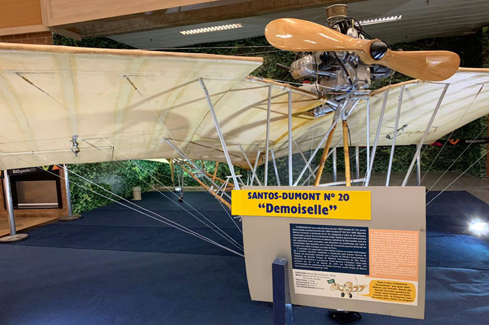 Exposição sobre vida e obra de Santos Dumont ganha espaço no RIOgaleão 1 Entre os destaques da mostra está a réplica mais antiga do Demoiselle, um dos primeiros aviões criados pelo Pai da Aviação