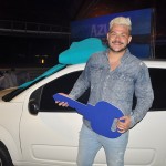 Fabricio Mendes ao lado de seu varro zero km