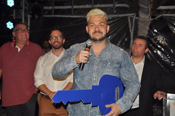 Carro zero km e crescimento de 43%: campanha da Azul Viagens em Alagoas encerra com festa 3 Fabrício Medeiros, da Home Tour, discursa emocionado após ser anunciado como vencedor
