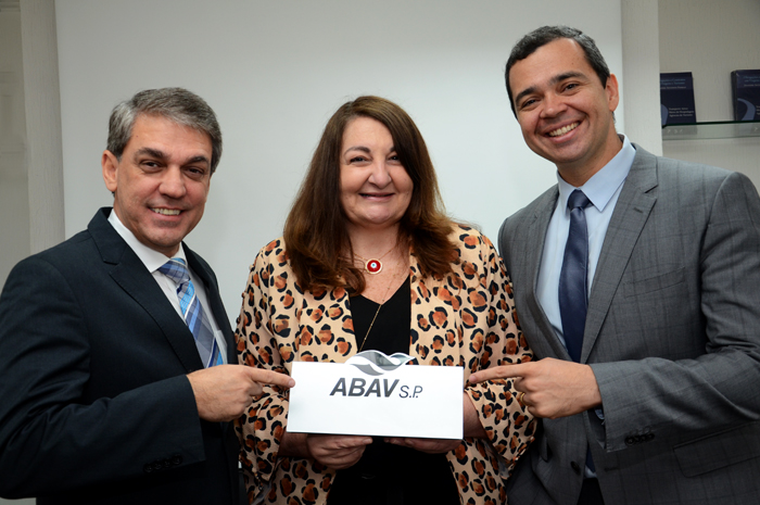 Fernando Santos, presidente da Abav SP, Magda Nassar, presidente da Abav Nacional, e Edmilson Romão, vice-presidente da Abav SP