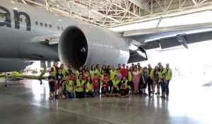 American Airlines leva crianças para conhecer Boeing 777-300