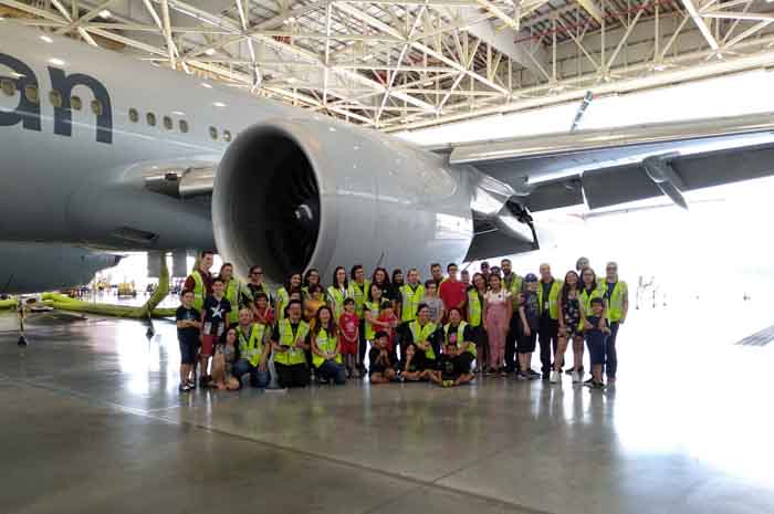 American Airlines leva crianças para conhecer Boeing 777-300 2 Filhos de funcionários da American Airlines participaram da ação