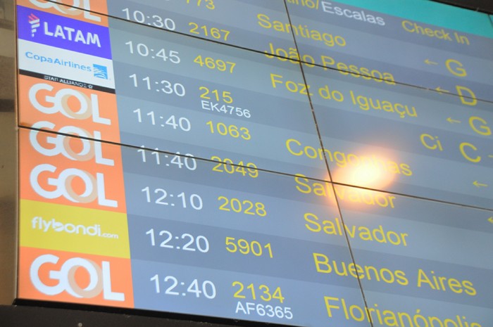 Redução de capacidade do Santos Dumont vai começar no segundo semestre, diz governo 2 Flybondi aparece pela primeira vez no painel de voos do RIOgaleão e1658423161933 Redução de capacidade do Santos Dumont vai começar no segundo semestre, diz governo