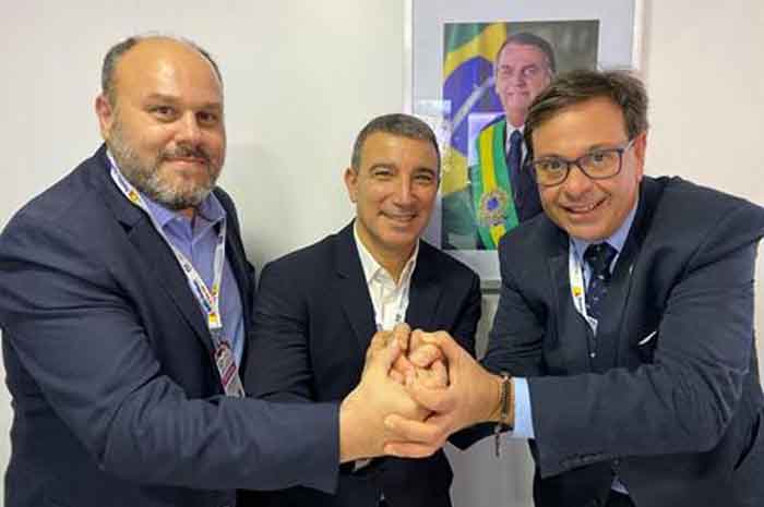 Embratur e Azul alinham a criação de voo Recife-Buenos Aires 1 Fábian Lombardo e Pablo Damigella, da Azul, com Gilson Machado Neto