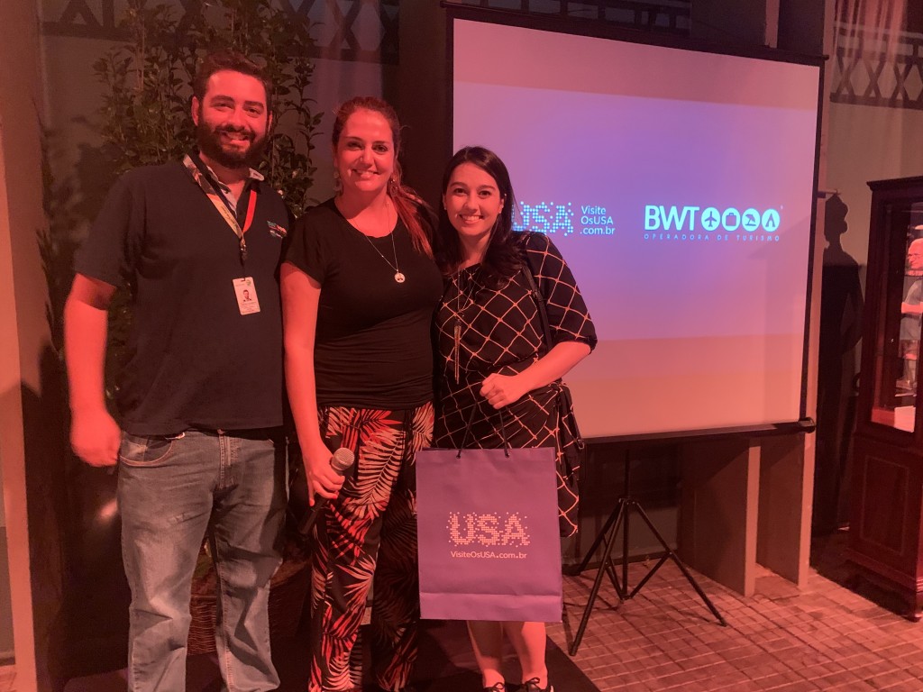 BWT treina agentes e lança campanhas em parceria com o Brand USA 1 Gabriel Cordeiro Ana Elisa Facchinato e agente premiada com kit Brand USA no evento