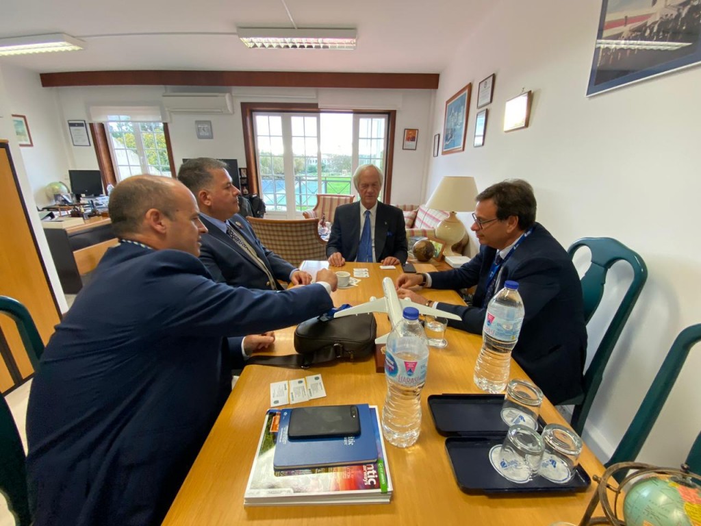 Embratur propõe legislação temporária para minimizar impactos do B737 MAX 2 Gilson Machado e Osvalto Matos, da Embratur, em reunião com Tomaz Mettelo e Eugenio Fernandes