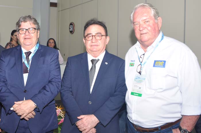 Governador da Paraíba, João Azevêdo, Manoel Linhares, presidente da ABIH Nacional, e Roy Taylor, presidente do M&E Governador da Paraíba, João Azevêdo, Manoel Linhares, presidente da ABIH Nacional, e Roy Taylor, presidente do M&E