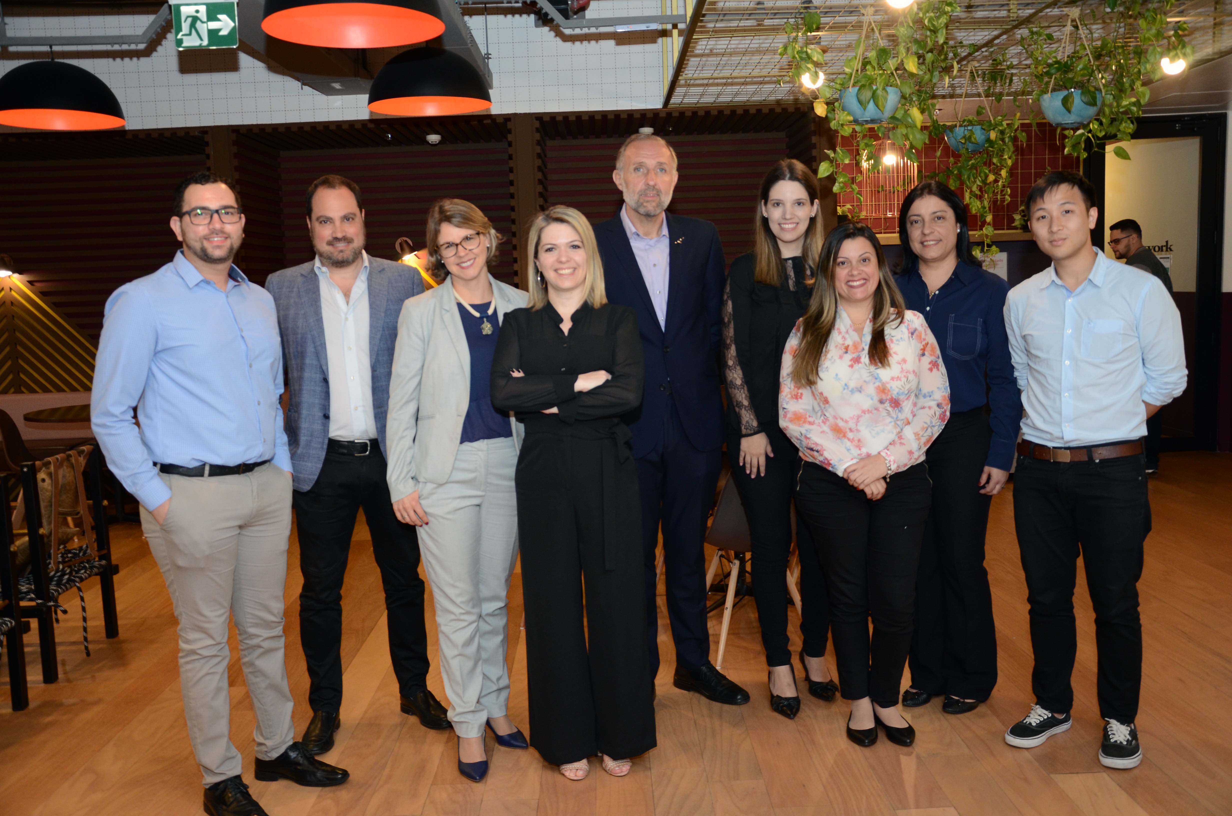 Gustavo Esusy com a equipe de vendas da companhia no Brasil (Foto: Eric Ribeiro)