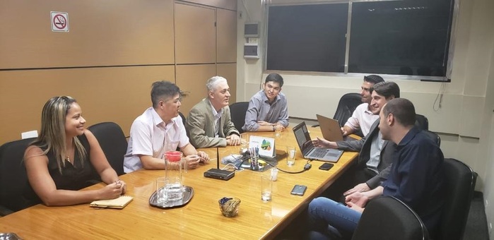 Daiana Moreira e Gervásio Tanabe da Abracorp, reunidos com o Comitê de Tecnologia e Inovação da entidade - Tadeu Cunha (Copastur); Ricardo Fujimoto (Jet Stream) e Wagner Amarelo (Costa Brava)