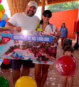 Renan Taveira foi o visitante 1 milhão do Hot Beach Olímpia, ao lado da esposa e da filha.