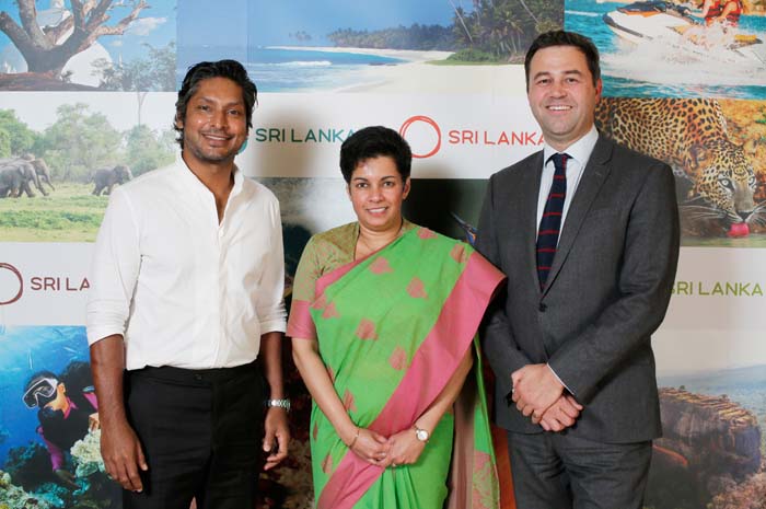 Kumar Sangakkara, representando o turismo de Sri Lanka, ao lado de Simon Press, diretor da WTM London