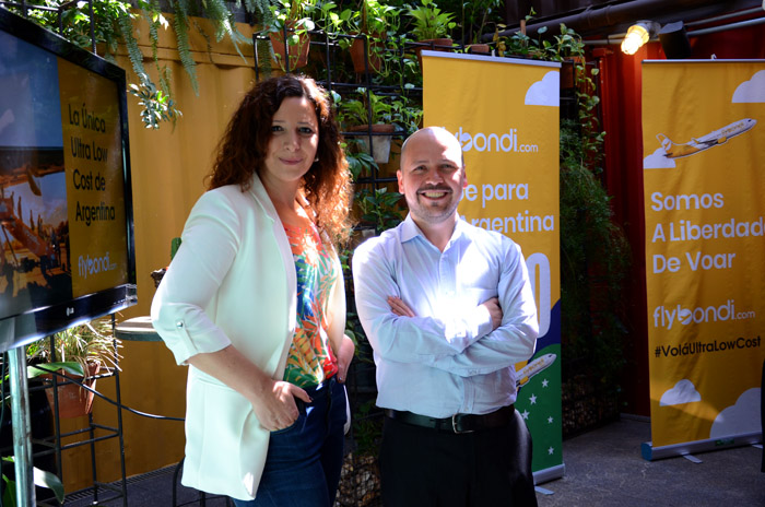 Flybondi chega ao Brasil desafiando a lógica do mercado 2 Lucía Ginzo, diretora de Comunicação Corporativa, e Maurício Sana, diretor Comercial da Flybondi
