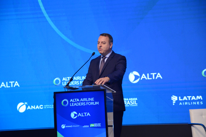 ALTA comemora fim do imposto adicional na taxa de embarque internacional no Brasil 1 A associação celebrou o anúncio do fim do imposto adicional de US$ 18 cobrado na taxa de embarque internacional no Brasil, feito durante o ALTA Airline Leaders Forum