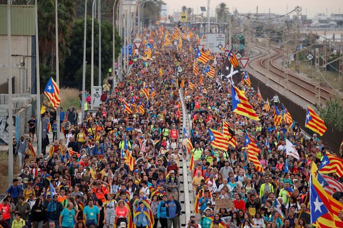 Manifestações na Catalunha afetam o Turismo nesta sexta (18). (Foto: Reuters/Albert Gea)