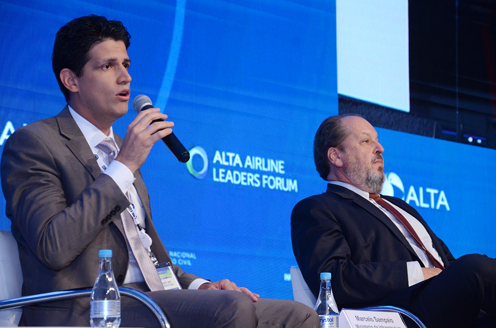 Ministério da Infraestrutura brigará pelo fim do monopólio do QAV no Brasil 1 Marcelo Sampaio, secretário do Ministério da Infraestrutura, e Eduardo Sanovicz, presidente da Abear