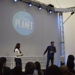 Os apresentadores do Disney Planet, Bruno Heder e Valeria Baroni, estiveram presentes na inauguração