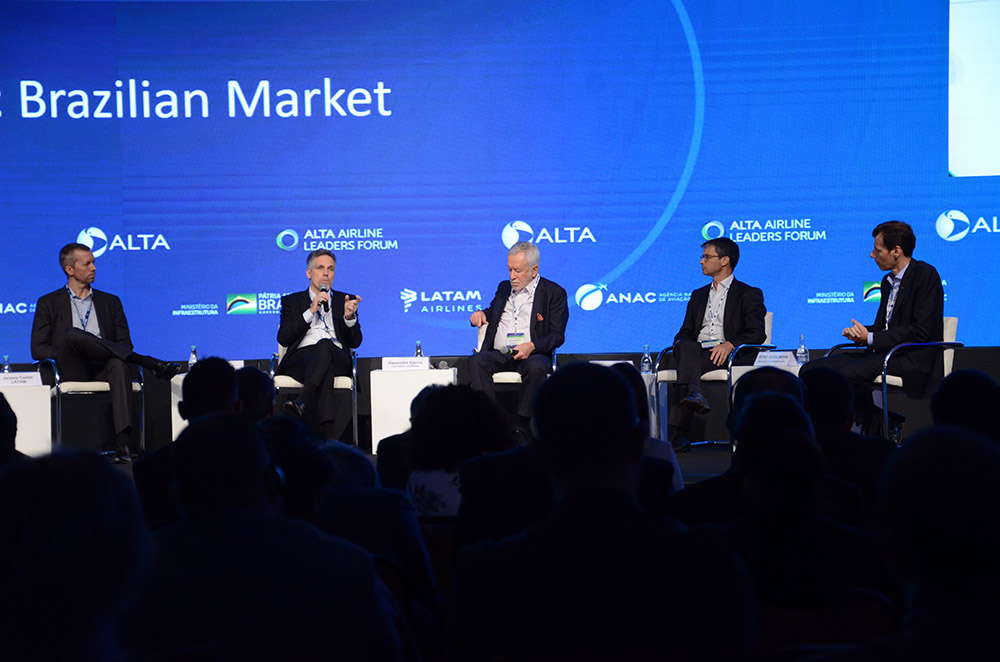 Quais fatores ainda impedem a aviação comercial decolar no Brasil? 1 Painel debateu o momento da aviação comercial no Brasil