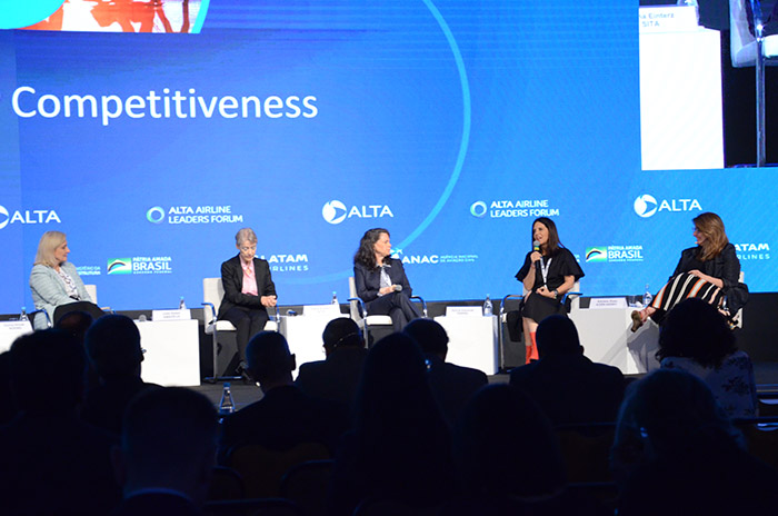 Em Bogotá, Alta Airline Leaders Forum debaterá a sustentabilidade na aviação 1 Painel sobre competitividade dentro da indústria abriu o último dia de Fórum ALTA