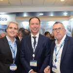 Peter Cerda, da IATA, entre Ramiro Aldonsin e Enrique Cueto, do Grupo Latam