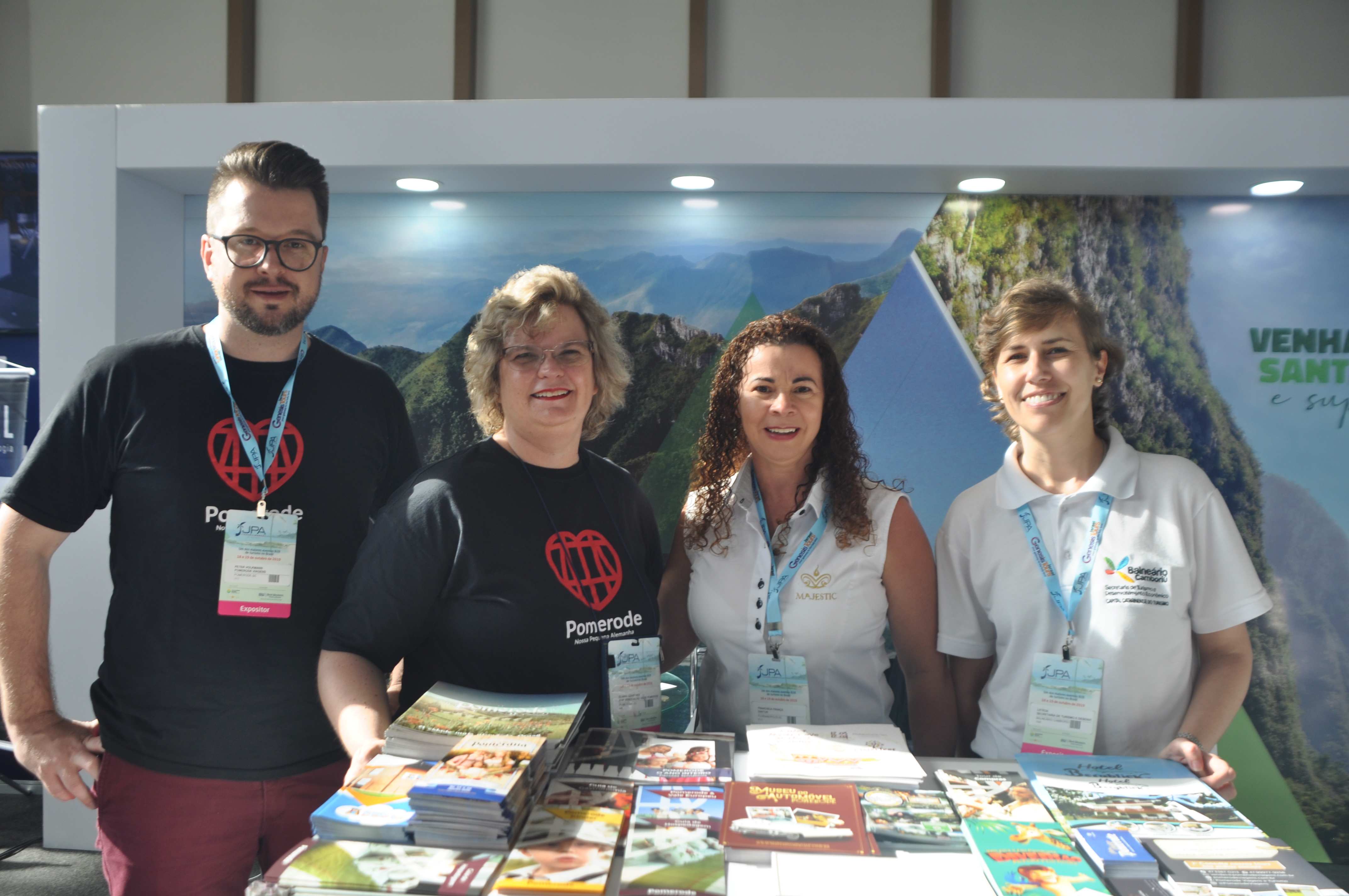 Petter Volkmann e Eliana Czaschke, da Pomerode Viagens; Francisca França, da Santur de Florianópolis; e Letícia, da Setur de Balneário Camboriú Petter Volkmann e Eliana Czaschke, da Pomerode Viagens; Francisca França, da Santur de Florianópolis; e Letícia, da Setur de Balneário Camboriú